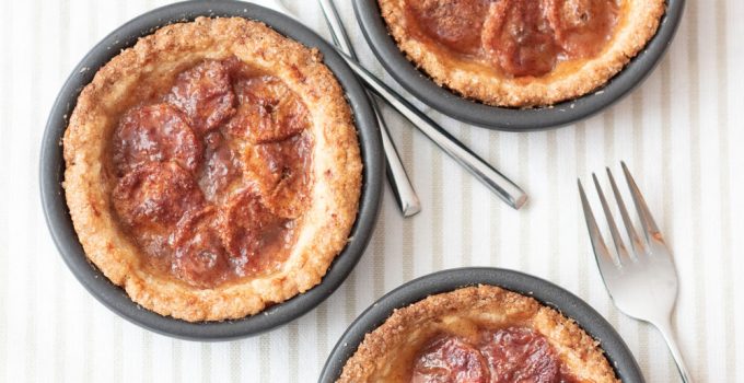 Torta de banana simples, fácil e deliciosa. Perfeita para comer acompanhada de um cafezinho.